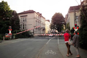 Vorbildliches Bonn: Bahnübergang Südstadt mit Fußgänger-Unterführung