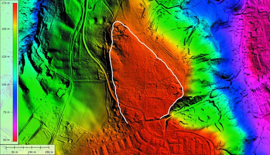 Bonn-Venusberg, digitales Geländemodell des Venusbergplateaus mit dem jungsteinzeitlichen Abschnittswall ganz im Süden und Markierung der maximal zu rekonstruierenden Fläche, die durch den Abschnittswall abgeriegelt wurde (weiße Linie). Bild: E. Claßen, LVR-Amt für Bodendenkmalpflege im Rheinland; Kartengrundlage: Geobasisdaten der Kommunen und des Landes NRW © Geobasis NRW, 2013