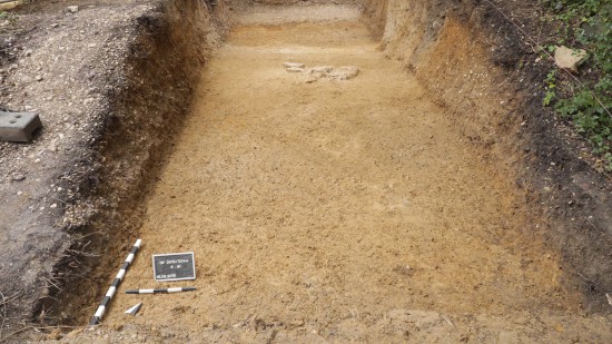 Bonn-Venusberg, Foto der aus groben Quarzitblöcken bestehenden Steinsetzung an der Basis des ansonsten aus Kies und Sand bestehenden Wallkörpers. Foto: M. Gran, LVR-Amt für Bodendenkmalpflege im Rheinland